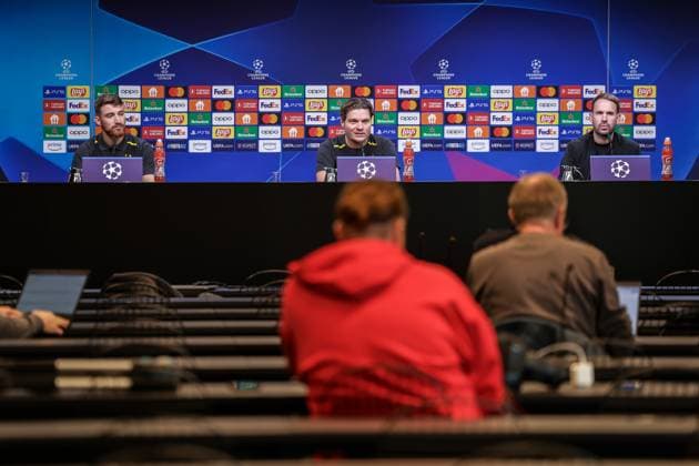 06.11.2023, Fussball, Saison 2023 2024, UCL, UEFA Champions League, Gruppenphase, 4. Spieltag, Pressekonferenz Borussia Dortmund, v. l. Salih Özcan (Borussia Dortmund), Cheftrainer Edin Terzic (Borussia Dortmund), Pressesprecher Sven Westerschulze (Borussia Dortmund), Dortmund Signal Iduna Park NRW Deutschland xRHR-FOTO DEx Copyright: DennisxEwert RHR-FOTOx RHR-FOTO DE