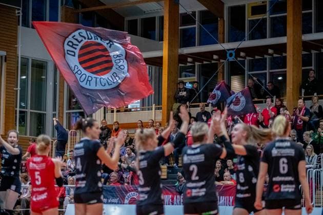 Der Fanclub des Dresdner SC hat die weite Anreise an die Ostsee auf sich genommen, um das Team lautstark zu unterstützen. GER, Volleyball, Damen, DVV Pokal, Achtelfinale, 1. VC Stralsund - Dresdner SC, Saison 2023 2024, Diesterweghalle, Stralsund