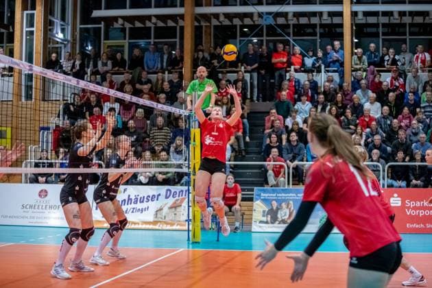 Zuspielerin Lisa Senger (STR, mi.) am Ball. GER, Volleyball, Damen, DVV Pokal, Achtelfinale, 1. VC Stralsund - Dresdner SC, Saison 2023 2024, Diesterweghalle, Stralsund