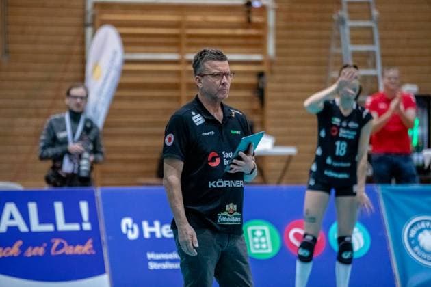 DSC Trainer Alexander Waibl GER, Volleyball, Damen, DVV Pokal, Achtelfinale, 1. VC Stralsund - Dresdner SC, Saison 2023 2024, Diesterweghalle, Stralsund