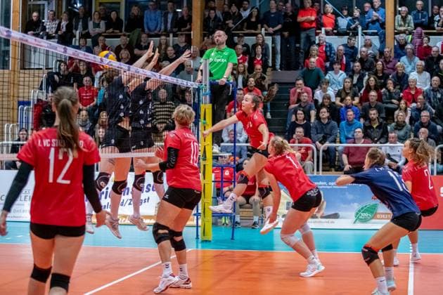 Außenangreiferin Shari Groth (STR, mi.) beim Angriff GER, Volleyball, Damen, DVV Pokal, Achtelfinale, 1. VC Stralsund - Dresdner SC, Saison 2023 2024, Diesterweghalle, Stralsund