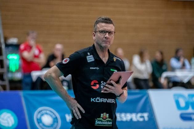 DSC Trainer Alexander Waibl mit skeptischem Blick. GER, Volleyball, Damen, DVV Pokal, Achtelfinale, 1. VC Stralsund - Dresdner SC, Saison 2023 2024, Diesterweghalle, Stralsund