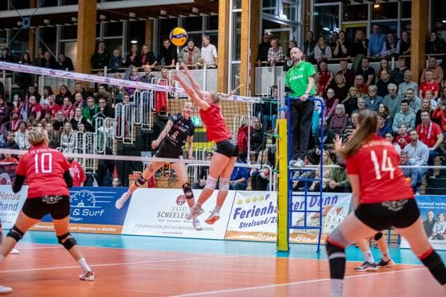 Außenangreiferin Jennifer Janiska (DSC, li.) im Duell mit Zuspielerin Lisa Senger (STR, mi.). GER, Volleyball, Damen, DVV Pokal, Achtelfinale, 1. VC Stralsund - Dresdner SC, Saison 2023 2024, Diesterweghalle, Stralsund