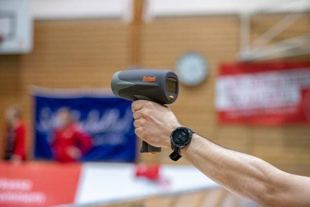 Geschwindigkeitsmessung mit Hilfe einer Laserpistole in der Halle. GER, Volleyball, Damen, DVV Pokal, Achtelfinale, 1. VC Stralsund - Dresdner SC, Saison 2023 2024, Diesterweghalle, Stralsund