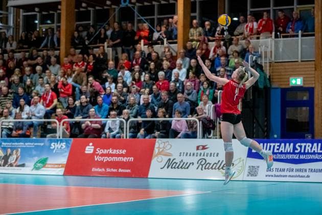 Lisa Senger (STR, re.) beim Aufschlag. GER, Volleyball, Damen, DVV Pokal, Achtelfinale, 1. VC Stralsund - Dresdner SC, Saison 2023 2024, Diesterweghalle, Stralsund