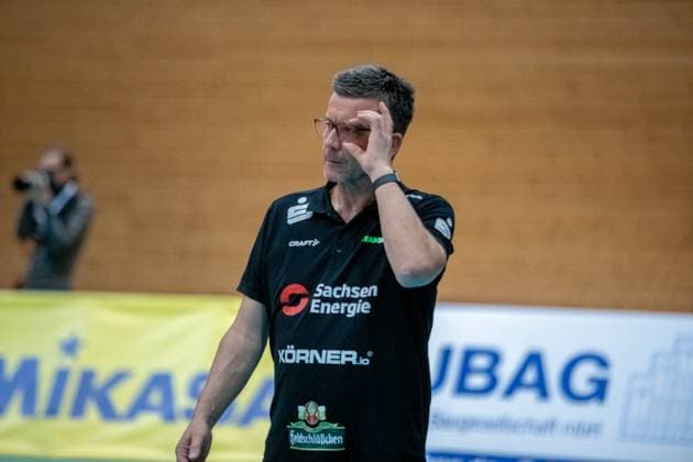 DSC Trainer Alexander Waibl GER, Volleyball, Damen, DVV Pokal, Achtelfinale, 1. VC Stralsund - Dresdner SC, Saison 2023 2024, Diesterweghalle, Stralsund