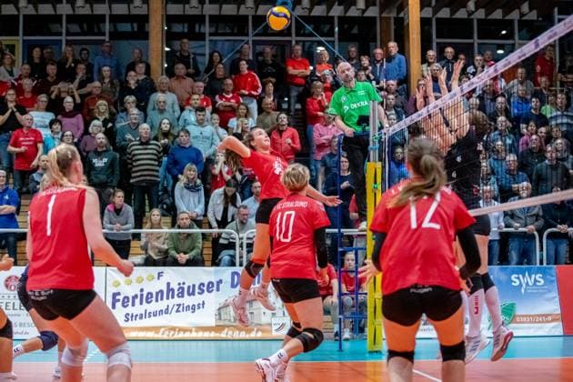 Außenangreiferin Shari Groth (STR, mi.) beim Angriff GER, Volleyball, Damen, DVV Pokal, Achtelfinale, 1. VC Stralsund - Dresdner SC, Saison 2023 2024, Diesterweghalle, Stralsund