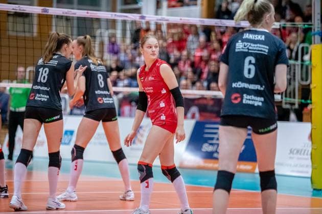 Libera Lotte Görtz (DSC, mi.) blickt zurück. GER, Volleyball, Damen, DVV Pokal, Achtelfinale, 1. VC Stralsund - Dresdner SC, Saison 2023 2024, Diesterweghalle, Stralsund