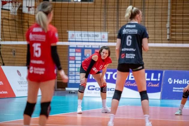 Ex-Wildcat Anne Krohn (STR, mi.) stand nach dem Kariereende noch einmal für die 2. Mannschaft auf dem Feld. GER, Volleyball, Damen, DVV Pokal, Achtelfinale, 1. VC Stralsund - Dresdner SC, Saison 2023 2024, Diesterweghalle, Stralsund