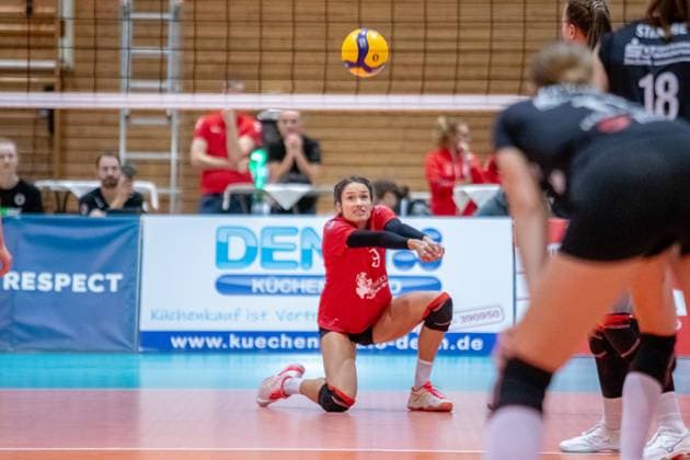 Ex-Wildcat Lene Scheuschner (STR, mi.) stand nach dem Kariereende noch einmal für die 2. Mannschaft auf dem Feld. GER, Volleyball, Damen, DVV Pokal, Achtelfinale, 1. VC Stralsund - Dresdner SC, Saison 2023 2024, Diesterweghalle, Stralsund