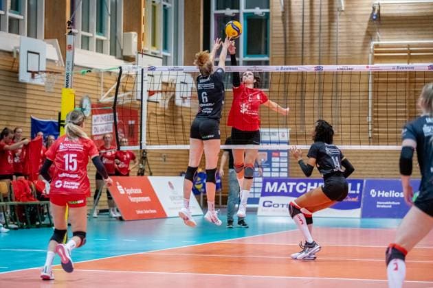 Duell am Netz zwischen Jennifer Janiska (DSC, li.) und Anne Krohn (STR, re.). GER, Volleyball, Damen, DVV Pokal, Achtelfinale, 1. VC Stralsund - Dresdner SC, Saison 2023 2024, Diesterweghalle, Stralsund