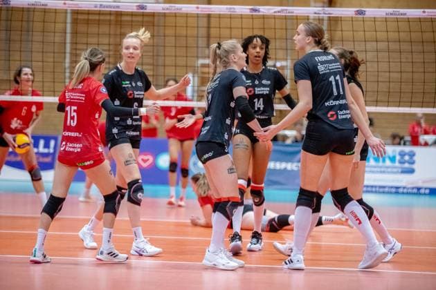 Jubel beim Dresdner SC nach einem Punktgewinn. GER, Volleyball, Damen, DVV Pokal, Achtelfinale, 1. VC Stralsund - Dresdner SC, Saison 2023 2024, Diesterweghalle, Stralsund