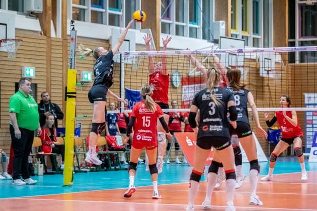 Kapitänin und Außenangreiferin Jennifer Janiska (DSC, li.) mit einem schnellen Ball über den Stralsunder Block. GER, Volleyball, Damen, DVV Pokal, Achtelfinale, 1. VC Stralsund - Dresdner SC, Saison 2023 2024, Diesterweghalle, Stralsund