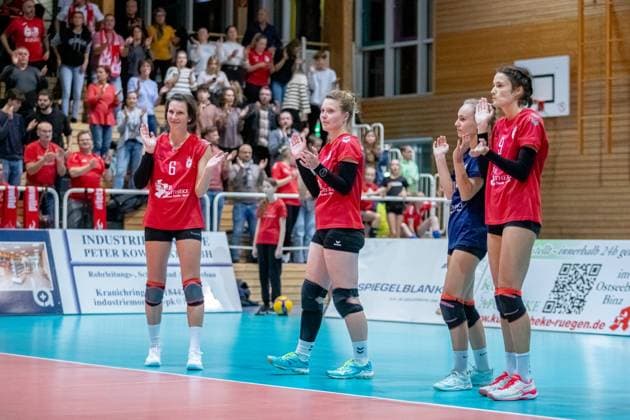 Reunion auf dem Spielfeld: die Ex-Wildcats Anne Krohn, Birte Kaschützke und Lene Scheuschner (v.l.n.r.) nehmen Nachwuchstalent und Libera Luna Rumpel (blau) in ihre Mitte. GER, Volleyball, Damen, DVV Pokal, Achtelfinale, 1. VC Stralsund - Dresdner SC, Saison 2023 2024, Diesterweghalle, Stralsund