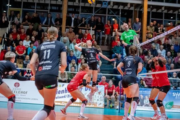 Kapitänin Jennifer Janiska (DSC, mi.) beim Angriff über Außen. GER, Volleyball, Damen, DVV Pokal, Achtelfinale, 1. VC Stralsund - Dresdner SC, Saison 2023 2024, Diesterweghalle, Stralsund