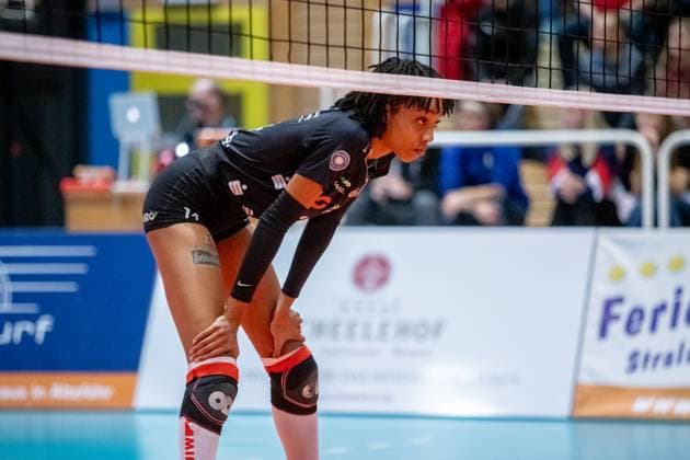Mittelblockerin Tia Jimerson (DSC) am Netz. GER, Volleyball, Damen, DVV Pokal, Achtelfinale, 1. VC Stralsund - Dresdner SC, Saison 2023 2024, Diesterweghalle, Stralsund