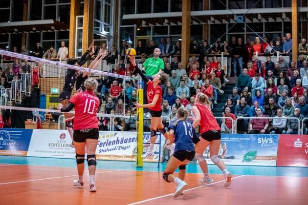 Außenangreiferin und Ex-Wildcat Anne Krohn (STR, mi.) beim Angriff über außen. GER, Volleyball, Damen, DVV Pokal, Achtelfinale, 1. VC Stralsund - Dresdner SC, Saison 2023 2024, Diesterweghalle, Stralsund
