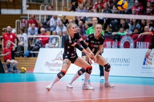 Hester Jasper (DSC, li.) und Famke Boonstra (re.) bei der Annahme. GER, Volleyball, Damen, DVV Pokal, Achtelfinale, 1. VC Stralsund - Dresdner SC, Saison 2023 2024, Diesterweghalle, Stralsund
