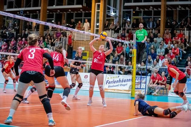 Kapitänin Lisa Senger (STR, mi.) konnte mit ihren Zuspielen überzeugen und schnappte sich die MVP Medaille auf Seiten der Stralsunderinnen. GER, Volleyball, Damen, DVV Pokal, Achtelfinale, 1. VC Stralsund - Dresdner SC, Saison 2023 2024, Diesterweghalle, Stralsund