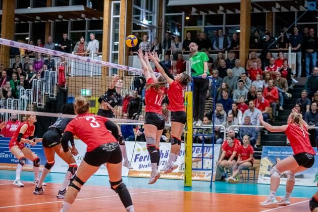 Doppelblock von Stralsunds Dana Polenz (14) und Anne Krohn (mi.) gegen die Dresdnerin Famke Boonstra (li.) GER, Volleyball, Damen, DVV Pokal, Achtelfinale, 1. VC Stralsund - Dresdner SC, Saison 2023 2024, Diesterweghalle, Stralsund