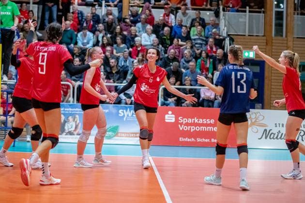 Anne Krohn (STR, mi.) fühlte sich sichtlich wohl auf dem Feld. Trotz Karriereende wollte sie sich die Chance nicht nehmen lassen, gegen Dresdnen auf dem Parkett zu stehen. GER, Volleyball, Damen, DVV Pokal, Achtelfinale, 1. VC Stralsund - Dresdner SC, Saison 2023 2024, Diesterweghalle, Stralsund