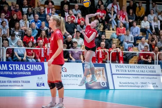 Kapitänin Lisa Senger (STR, re.) beim Aufschlag. GER, Volleyball, Damen, DVV Pokal, Achtelfinale, 1. VC Stralsund - Dresdner SC, Saison 2023 2024, Diesterweghalle, Stralsund