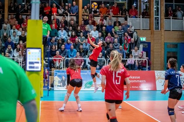 Außenangreiferin Anne Krohn (STR, mi.) beim Angriff über außen. GER, Volleyball, Damen, DVV Pokal, Achtelfinale, 1. VC Stralsund - Dresdner SC, Saison 2023 2024, Diesterweghalle, Stralsund