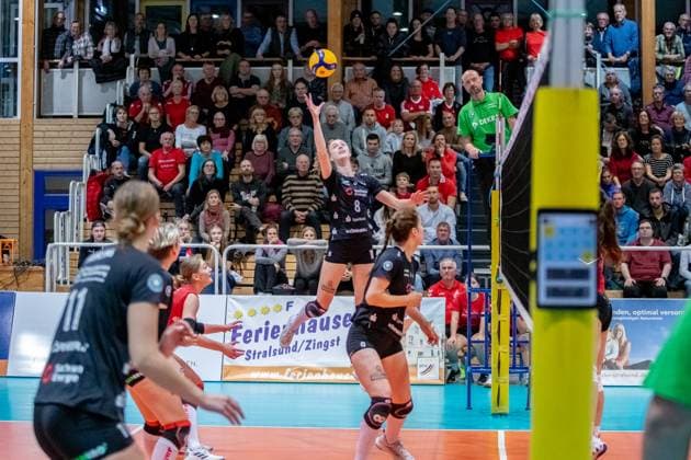 Famke Boonstra (DSC, mi.) beim Angriff über außen GER, Volleyball, Damen, DVV Pokal, Achtelfinale, 1. VC Stralsund - Dresdner SC, Saison 2023 2024, Diesterweghalle, Stralsund