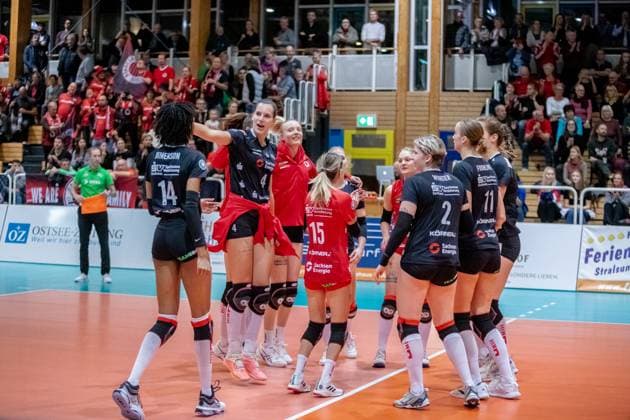 Jubel beim Dresdner SC nach dem Sieg gegen Stralsund und den Einzug ins DVV Pokal Viertelfinale. GER, Volleyball, Damen, DVV Pokal, Achtelfinale, 1. VC Stralsund - Dresdner SC, Saison 2023 2024, Diesterweghalle, Stralsund