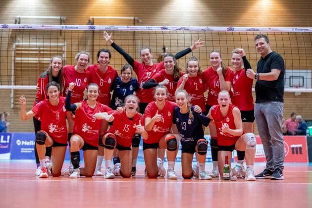 Mannschaftsfoto des 1. VC Stralsund um Trainer Erik Prochnio (re.) GER, Volleyball, Damen, DVV Pokal, Achtelfinale, 1. VC Stralsund - Dresdner SC, Saison 2023 2024, Diesterweghalle, Stralsund