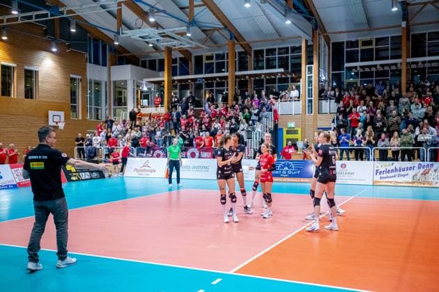 DSC Trainer Alexander Waibl (li.) ordnet seine Starting Six zu Beginn der Partie GER, Volleyball, Damen, DVV Pokal, Achtelfinale, 1. VC Stralsund - Dresdner SC, Saison 2023 2024, Diesterweghalle, Stralsund