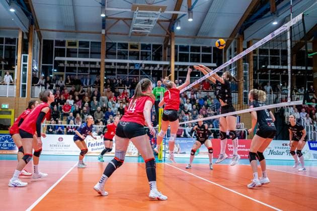 Lena Linke (DSC, re.) versucht vor Zuspielerin Lisa Senger (STR, mi.) am Ball zu sein. GER, Volleyball, Damen, DVV Pokal, Achtelfinale, 1. VC Stralsund - Dresdner SC, Saison 2023 2024, Diesterweghalle, Stralsund