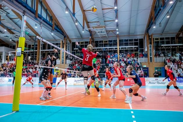 Angriff von Außenangreiferin Birte Kaschützke (STR, mi.). GER, Volleyball, Damen, DVV Pokal, Achtelfinale, 1. VC Stralsund - Dresdner SC, Saison 2023 2024, Diesterweghalle, Stralsund