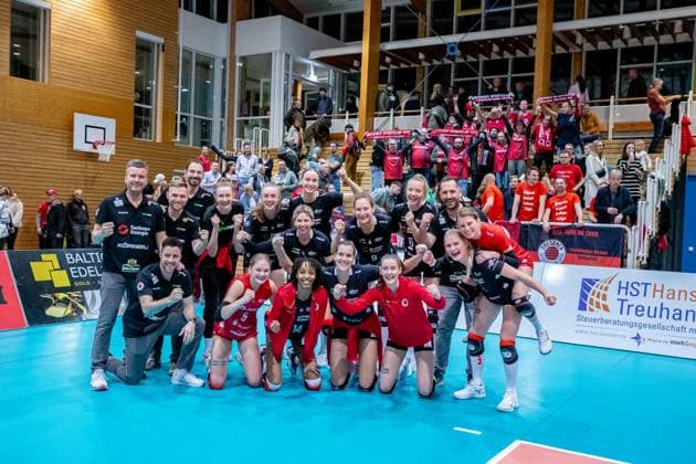 Mannschaftsfoto des Dresdner SC vor den mitgereisten Fans. GER, Volleyball, Damen, DVV Pokal, Achtelfinale, 1. VC Stralsund - Dresdner SC, Saison 2023 2024, Diesterweghalle, Stralsund