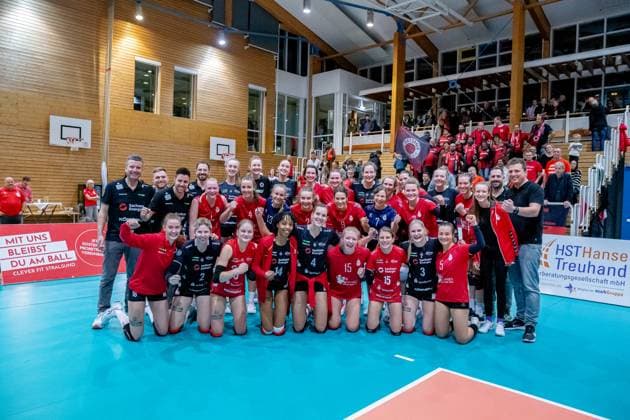 Gruppenfoto beider Mannschaften vor dem Gästeblock. GER, Volleyball, Damen, DVV Pokal, Achtelfinale, 1. VC Stralsund - Dresdner SC, Saison 2023 2024, Diesterweghalle, Stralsund