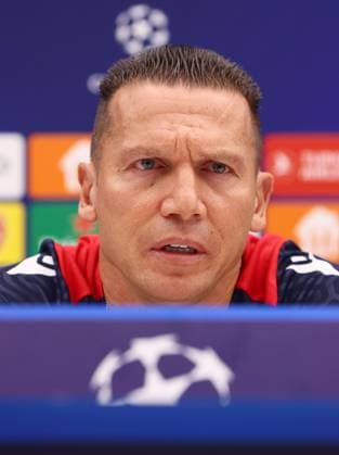 Roter Stern Belgrad - RB Leipzig PK Champions League Beograd, 06.11.2023, Stadion Rajko Mitic, Fussball , UEFA Champions League, Gruppe G , 4. Spieltag, Matchday-1 , Roter Stern Belgrad vs. RB Leipzig , Pressekonferenz vor dem Spiel , Im Bild: Trainer Barak Bakhar (Roter Stern Belgrad) , Foto nur zur redaktionellen Nutzung bestimmt! . , UEFA regulations prohibit any use of photographs as image sequences and or quasi-video ,