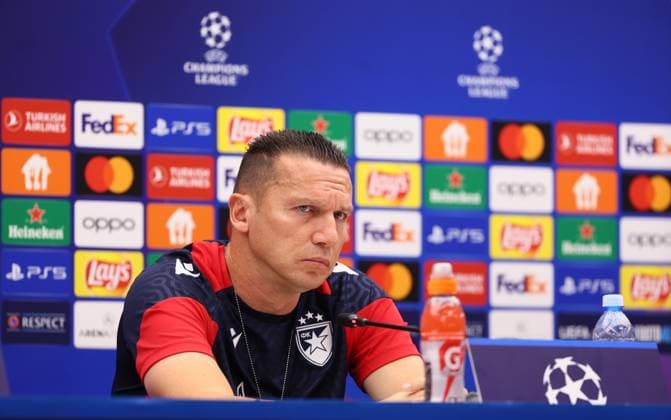Sport Bilder des Tages Roter Stern Belgrad - RB Leipzig PK Champions League Beograd, 06.11.2023, Stadion Rajko Mitic, Fussball , UEFA Champions League, Gruppe G , 4. Spieltag, Matchday-1 , Roter Stern Belgrad vs. RB Leipzig , Pressekonferenz vor dem Spiel , Im Bild: Trainer Barak Bakhar (Roter Stern Belgrad) , Foto nur zur redaktionellen Nutzung bestimmt! . , UEFA regulations prohibit any use of photographs as image sequences and or quasi-video ,
