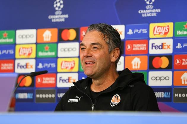 Fußball Herren Saison 2023-2024 UEFA Champions League I 4. Spieltag Pressekonferenz I Schachtar Donezk 06.11.2023 Marino Pusic (Trainer, Schachtar Donezk) lacht. Hamburg Volksparkstadion Hamburg Deutschland Copyright: xLobecax xHenningxRohlfsx