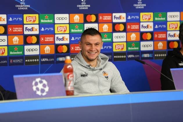 Fußball Herren Saison 2023-2024 UEFA Champions League I 4. Spieltag Pressekonferenz I Schachtar Donezk 06.11.2023 Oleksandr Zubkov (11, Schachtar Donezk) lacht. Hamburg Volksparkstadion Hamburg Deutschland Copyright: xLobecax xHenningxRohlfsx