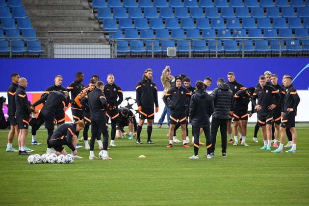 Fußball Herren Saison 2023-2024 UEFA Champions League I 4. Spieltag Training im Volksparkstadion I Schachtar Donezk 06.11.2023 Schachtar Donezk während der Besprechung im Volksparkstadion. Hamburg Volksparkstadion Hamburg Deutschland Copyright: xLobecax xHenningxRohlfsx