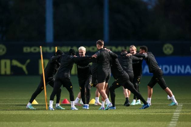 06.11.2023, Fussball, Saison 2023 2024, UCL, UEFA Champions League, Gruppenphase, 4. Spieltag, Abschlusstraining Borussia Dortmund, Giovanni Reyna (Borussia Dortmund) und seine Mitspieler dehnen sich, Dortmund Signal Iduna Park NRW Deutschland xRHR-FOTO DEx Copyright: DennisxEwert RHR-FOTOx RHR-FOTO DE