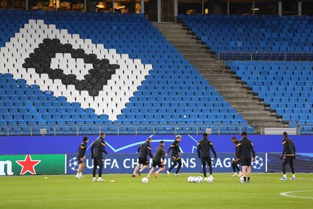 Fußball Herren Saison 2023-2024 UEFA Champions League I 4. Spieltag Training im Volksparkstadion I Schachtar Donezk 06.11.2023 Die Spieler vom Schachtar Donezk machen sich vor den Rängen des HSV-Stadions warm. Hamburg Volksparkstadion Hamburg Deutschland Copyright: xLobecax xHenningxRohlfsx