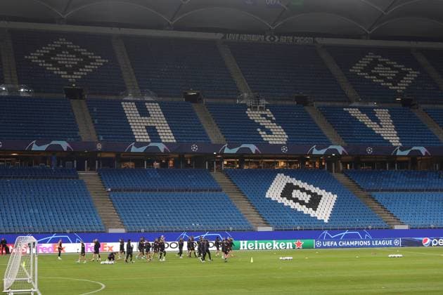 Fußball Herren Saison 2023-2024 UEFA Champions League I 4. Spieltag Training im Volksparkstadion I Schachtar Donezk 06.11.2023 Die Spieler vom Schachtar Donezk machen sich vor den Rängen des HSV-Stadions warm. Hamburg Volksparkstadion Hamburg Deutschland Copyright: xLobecax xHenningxRohlfsx