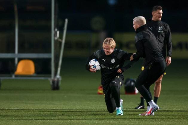 Sport Bilder des Tages 06.11.2023, Fussball, Saison 2023 2024, UCL, UEFA Champions League, Gruppenphase, 4. Spieltag, Abschlusstraining Borussia Dortmund, v. l. Julian Brandt (Borussia Dortmund) am Boden, Marco Reus (Borussia Dortmund) hilft ihm hoch, Dortmund Signal Iduna Park NRW Deutschland xRHR-FOTO DEx Copyright: DennisxEwert RHR-FOTOx RHR-FOTO DE