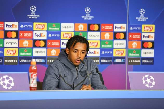 Fußball Herren Saison 2023-2024 UEFA Champions League I 4. Spieltag Pressekonferenz I FC Barcelona, Barca 06.11.2023 Jules Kounde (23, FC Barcelona) spricht. Hamburg Volksparkstadion Hamburg Deutschland Copyright: xLobecax xHenningxRohlfsx