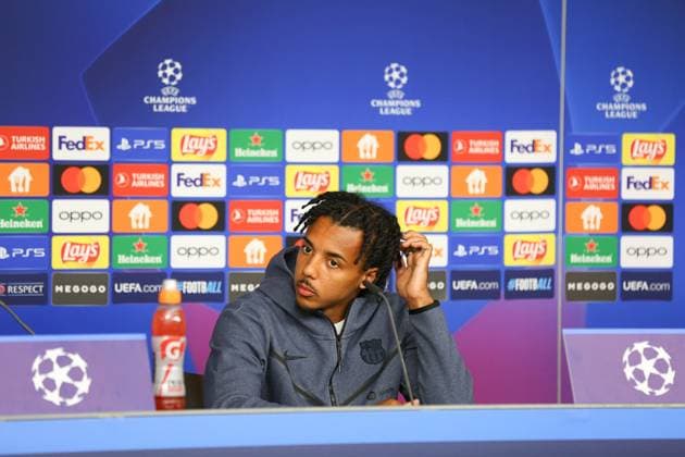Fußball Herren Saison 2023-2024 UEFA Champions League I 4. Spieltag Pressekonferenz I FC Barcelona, Barca 06.11.2023 Jules Kounde (23, FC Barcelona) kratzt sich am Kopf. Hamburg Volksparkstadion Hamburg Deutschland Copyright: xLobecax xHenningxRohlfsx