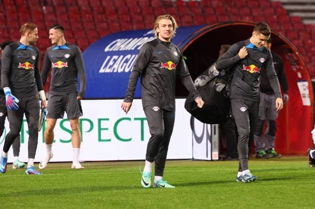 Roter Stern Belgrad - RB Leipzig Training Champions League Beograd, 06.11.2023, Stadion Rajko Mitic, Fussball , UEFA Champions League, Gruppe G , 4. Spieltag, Matchday-1 , Roter Stern Belgrad vs. RB Leipzig , Abschlusstraining RB Leipzig , Im Bild v.l.: Emil Forsberg (10, RB Leipzig) und Christoph Baumgartner (14, RB Leipzig) , Foto nur zur redaktionellen Nutzung bestimmt! . , UEFA regulations prohibit any use of photographs as image sequences and or quasi-video ,