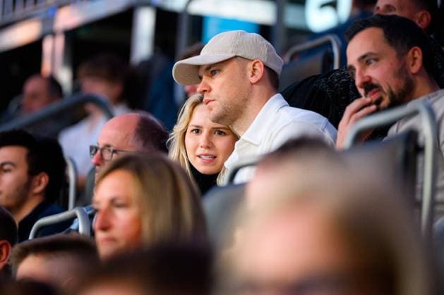 Muenchen, Deutschland 05.November: Handball DHB - Tag des Handballs - Deutschland - Aegypten Manuel Neuer (FC Bayern) zu Besuch mit seiner verlobten Anika Bissel Muenchen Olympiahalle Bayern Deutschland *** Munich, Germany 05 November Handball DHB Day of Handball Germany Egypt Manuel Neuer FC Bayern visiting with his fiancée Anika Bissel Munich Olympic Hall Bavaria Germany