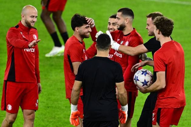 ROME - Alireza Jahanbakhsh of Feyenoord receives a hair treatment during the MD-1 training session ahead of the UEFA Champions League Group E match against SS Lazio Roma at Stadio Olimpico on November 6, 2023 in Rome, Italy. ANP OLAF KRAAK UEFA Champions League 2023 24 2023 2024 xVIxANPxSportx xxANPxIVx 483188660 originalFilename: 483188660.jpg