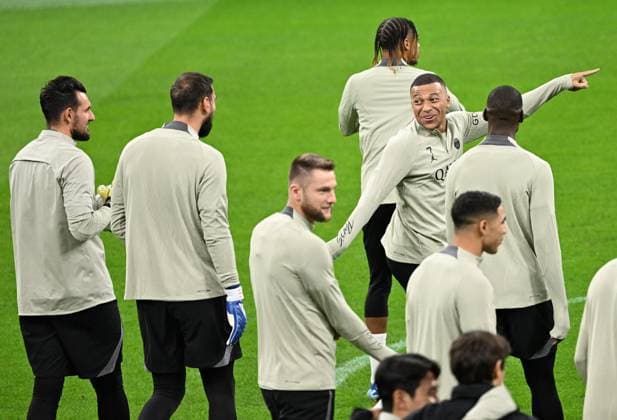 November 6, 2023, Milan, Italy: Paris Saint Germain s forwaerd Kylian MbappÃ (R) reacts during a training session of the team at the Giuseppe Meazza stadium in Milan, Italy, 6 November 2023. PSG will face AC Milan in an UEFA Champions League group stage match on 7 November. ANSA DANIEL DAL ZENNARO UEFA Champions League MD-1 - PSG training session  - ZUMAa110 20231106_zaf_a110_040 Copyright: xDanielxDalxZennarox